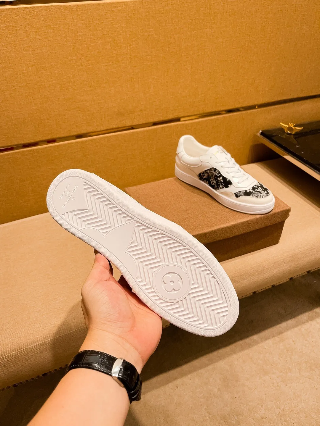 Men's shoes💰 400💰[LV]🔥Louis Vuitton, high-end men's shoes brand, official website 1:1 latest masterpiece: the upper is made of Italian imported first-layer cowhide with a comfortable and breathable lining➕original non-slip and wear-resistant outsole🔥, making walking more convenient and comfortable! An exclusive new model, a stunning work, a beautiful 1:1 replica [color] compared to the official quality! Create a fashionable personality to set off your uniqueness! A must-have for trendy men! Classic🔥Size: 38-44 Color: 🔥 2⃣️colors available🔥